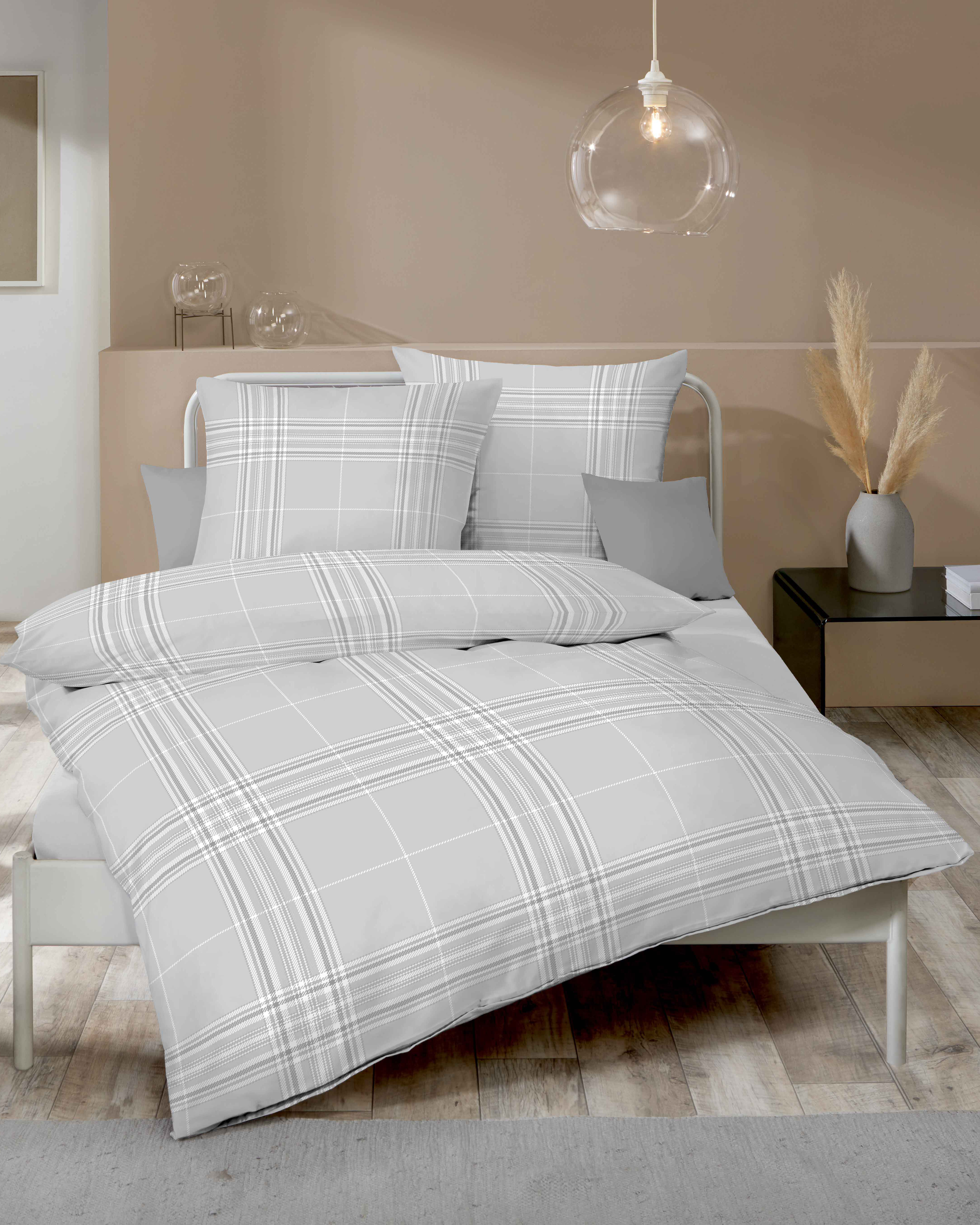 Biber Bettwäsche von Kaeppel in Silber-Grau mit Karo-Design