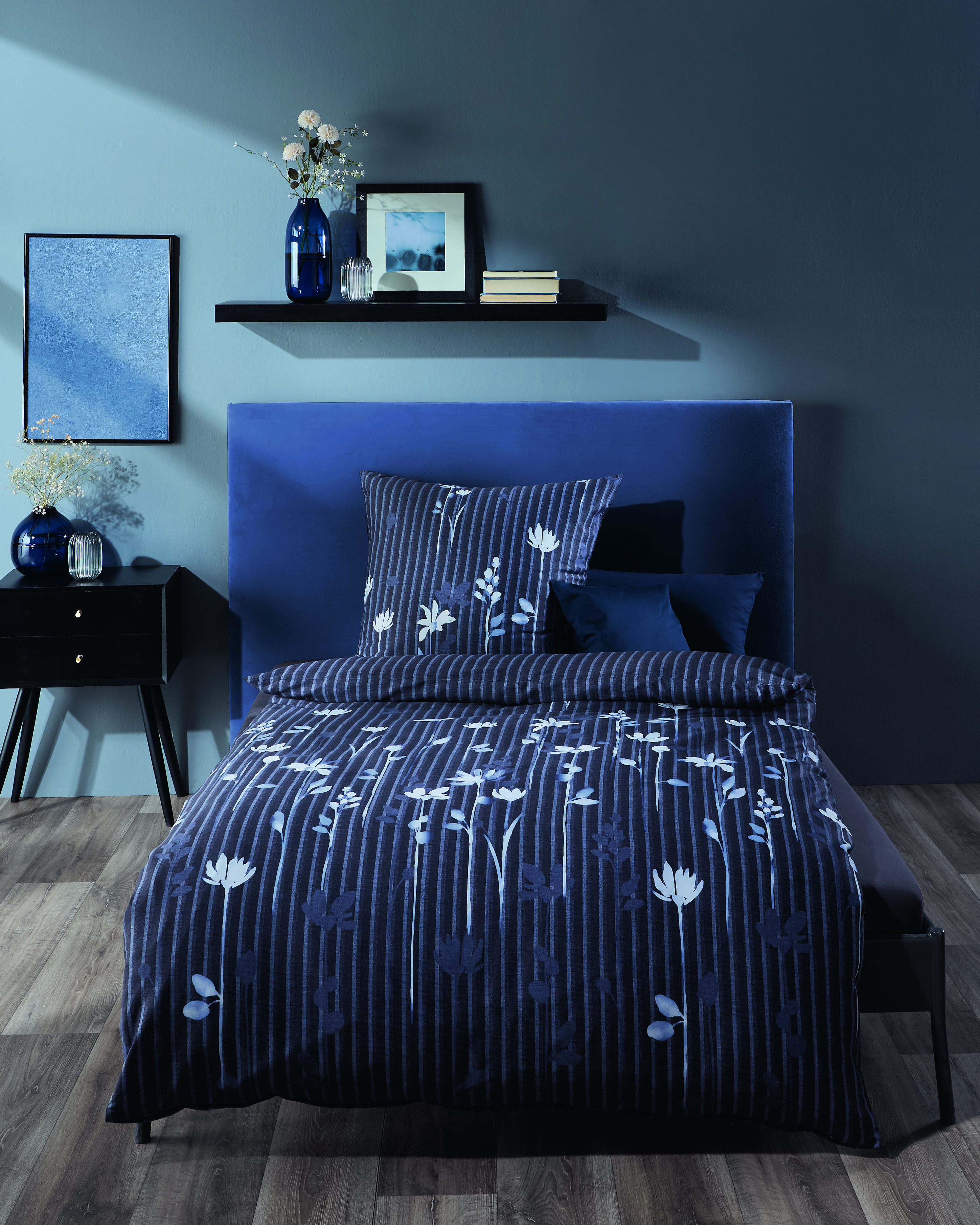 Mako Satin Bettwäsche mit Blumen- & Streifen-Design in Blau