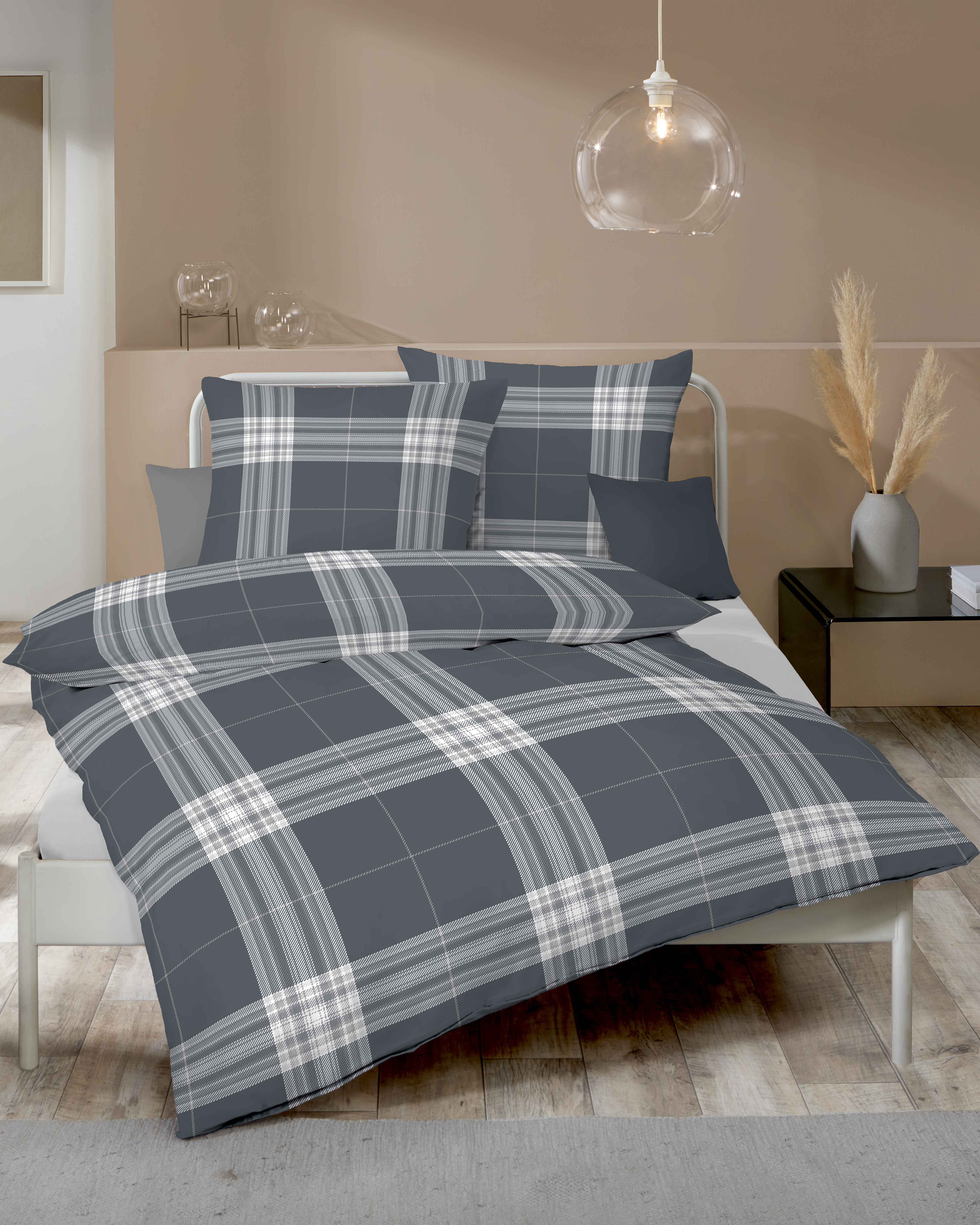 Biber Bettwäsche von Kaeppel in Schwarz mit Karo-Design