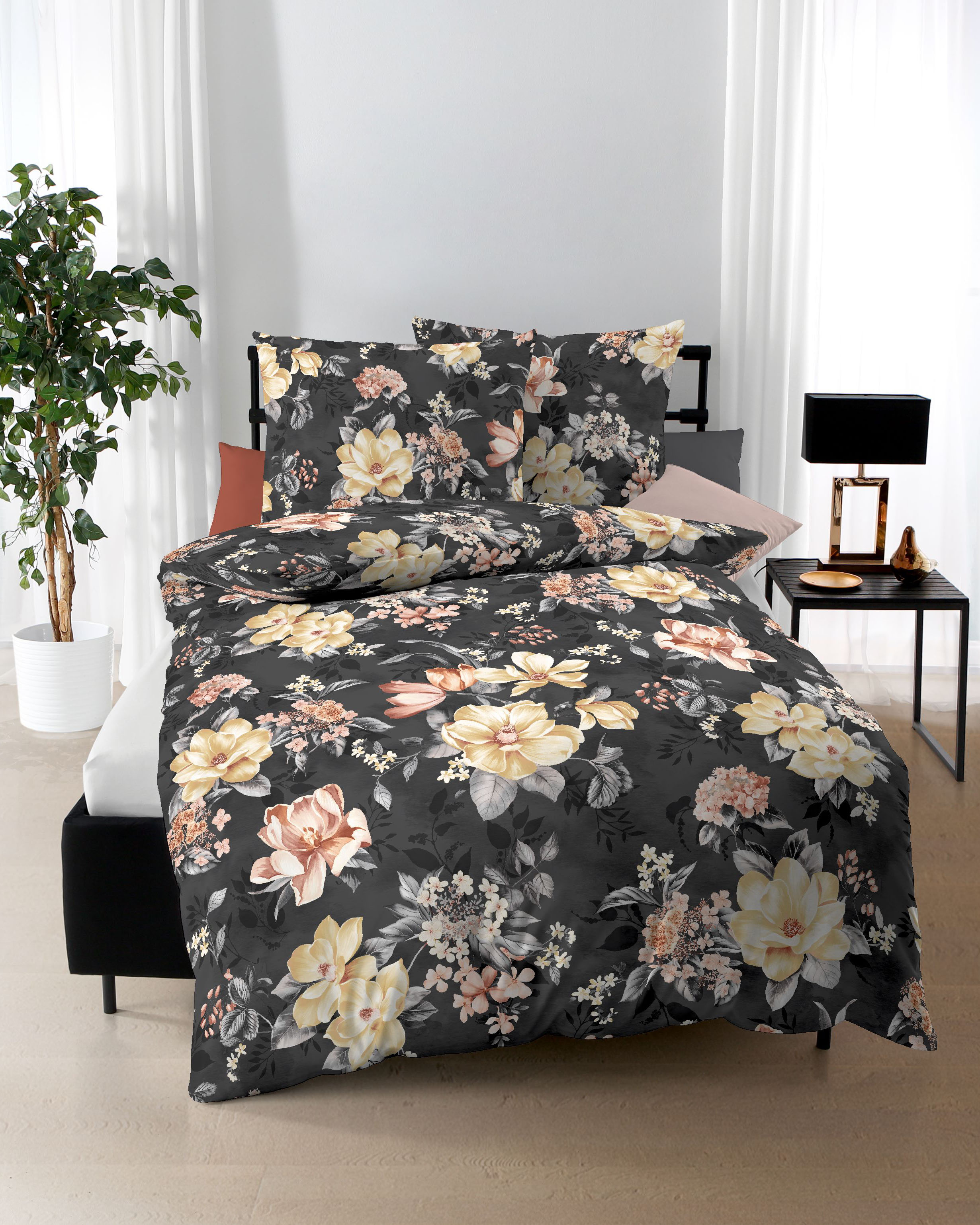 Biber Bettwäsche von Kaeppel in Schwarz mit Allover Blumen-Design A445